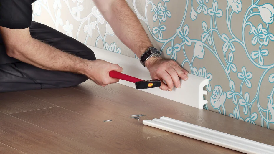 Bodenzubehör - Decor-Union Service 044 Handwerker montiert/nagelt Fußleisten auf tapezierte Wand
