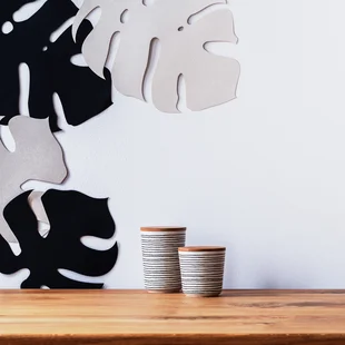 Flur - Schlichte weiße Wand mit Wanddeko, Wandstickern in Form von Blättern verziert.