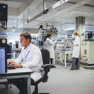 Labor - Medizinische Wissenschaft, Mitarbeiter bei der Arbeit in einem Labor - Stock-Fotografie