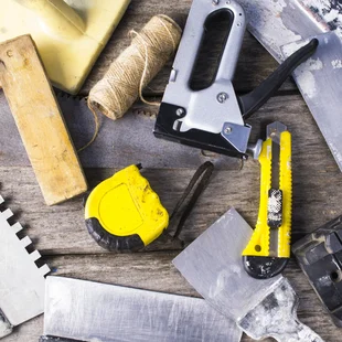 Spachtel, Scheren, Eimer, Rührwerkzeug - Verschiedenen Spachtel und Werkzeuge zur Untergrundvorbereitung der Wand und für Spachteltechniken.