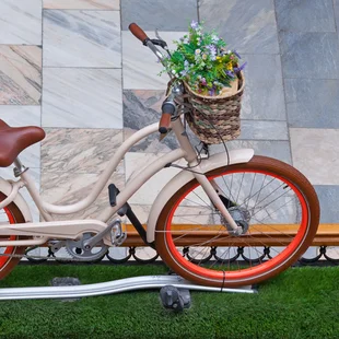 Messen und Ausstellungen - Installation von einem Fahrrad im Vintage-Stil mit Blumen im Korb - Stock-Fotografie