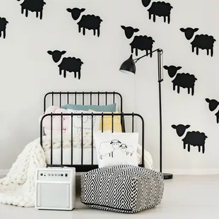Kinderzimmer - Modernes Jugendzimmer mit Stickern, Schafe an der Wand.