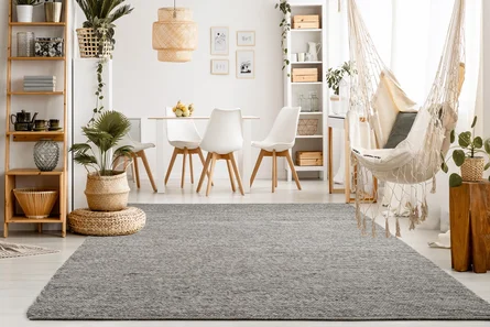 optimale Teppichgröße - Ein Teppich liegt auf dem Boden und verbindet harmonisch das Wohnzimmer mit dem Esszimmer.