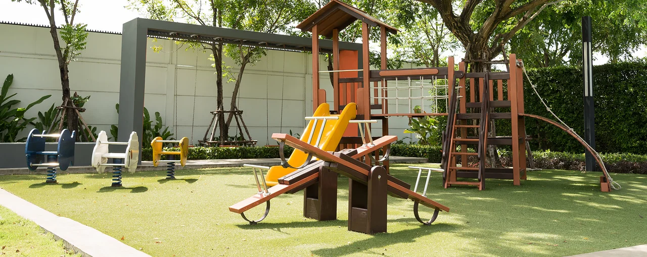Kunstrasen - Satz von Kinderspielplatz - Stock-Fotografie