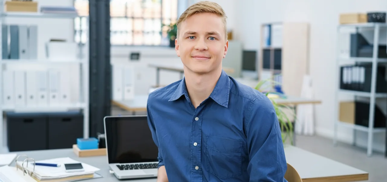 Freundlich entspannter junger Geschäftsmann im Büro - Freundlich entspannter junger Geschäftsmann im Büro