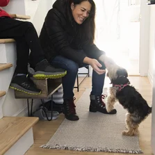 Im Hausflur machen sich Mutter und Sohn bereit, mit den Hunden spazieren zu gehen, auf dem Boden liegt ein Läufer. - Im Hausflur machen sich Mutter und Sohn bereit, mit den Hunden spazieren zu gehen, auf dem Boden liegt ein Läufer.