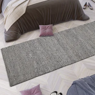 Ein Teppichläufer liegt vor dem Bett - Ein Teppichläufer liegt vor dem Bett